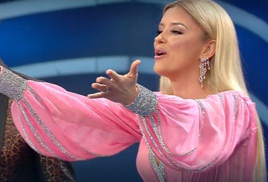 “I TREGOI EUROPËS QË JEMI POPULL ARTDASHËS…”/ Qytetarët “vërshojnë” me komentet për Alketa Vejsiun, ja PIKANTET