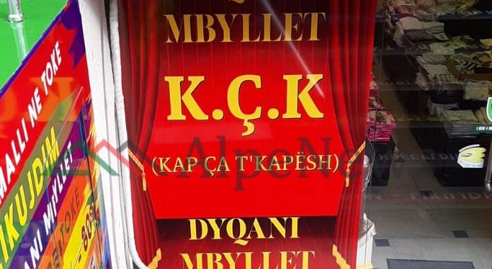 FOTOLAJM/ Në Tiranë mbyllet dyqani, kështu që… KÇK!