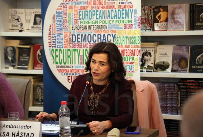 SUEDIA MBËSHTET HAPJEN E NEGOCIATAVE/ Ambasadorja Hastad: Mundësi bashkëpunimi ekonomik, 40 mijë turistë suedezë vizituan Shqipërinë…
