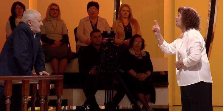 “PUSHO… MOS FOL”/ Çifti zihet për pronën: Motra e tij do më hidhte vajzën nga dritarja (VIDEO)