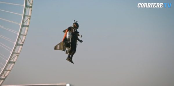 ARRITJE E RE PËR “JETMAN”/ Piloti ngjitet deri në 1.8 kilometra në qiellin e Dubait (VIDEO)