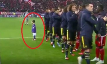 VIDEO VIRALE/ Vogëlushi i çoroditur nuk di ku të shkojë, lojtarët e Arsenalit bëjnë gjestin e madh