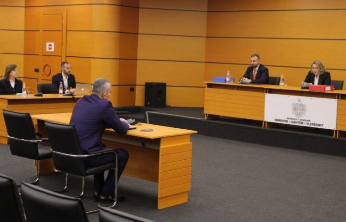 I PASTËR NË TË TREJA SHTYLLAT/ Ardi Veliu kalon me sukses “filtrin” e Vettingut, vijon detyrën si kryepolic