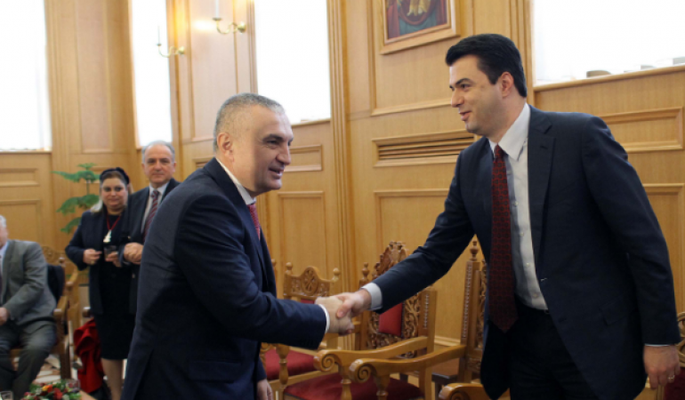 “Ç’LOJË PO LUAN PRESIDENCA?” Mediat pranë kreut të PD-së: Mitingu i Metës kundër Bashës, më shumë sesa kundër Ramës