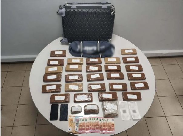 ME HEROINË DHE KOKAINË NË SELANIK/ Arrestohen “shefi” shqiptar dhe greku 19- vjeçar