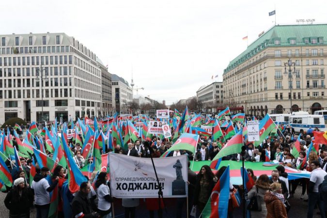 “NE I THEMI JO TERRORIT!” Azerbajxhani kujton genocidin “Khojaly”, tubime në Paris dhe në Berlin