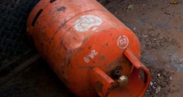 SHPËRTHEN BOMBULA E GAZIT NË FIER/ Plagoset nëna me djalin…
