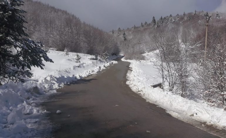 KUJDES PËR SHOFERËT/ Reshje bore në gjithë qarkun e Korçës (FOTOT)