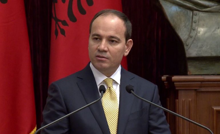 1.15 MILIARDË EURO FONDE PËR RINDËRTIM/ Reagon Bujar Nishani: Qeveria rrezikon t’i zhdukë në xhepat e hajdutëve këto para
