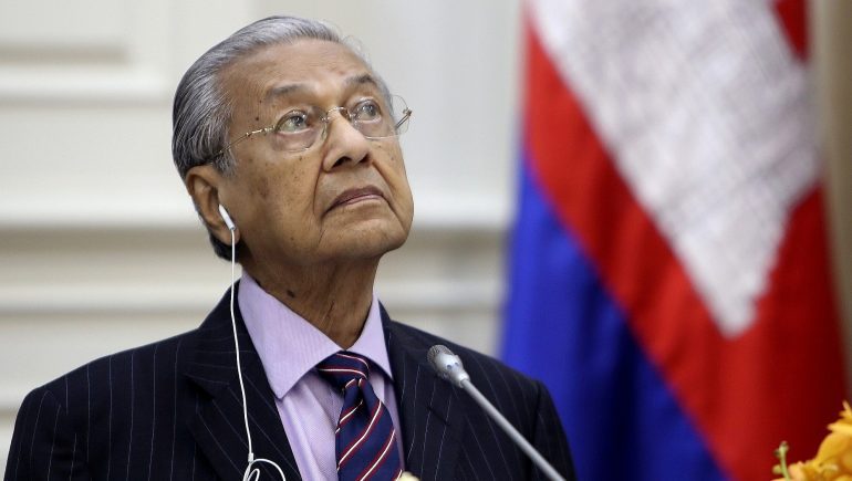 SPEKULOHEJ SE DO TË LARGOHEJ NGA KOALICIONI QEVERISËS/ Dorëhiqet në moshën 95- vjeçare kryeministri malajzez