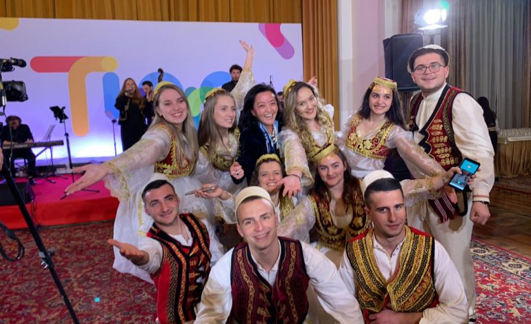 100 VJETORI I TIRANËS/ Ambasadorja e SHBA, Yuri Kim shkrep fotot e veçanta