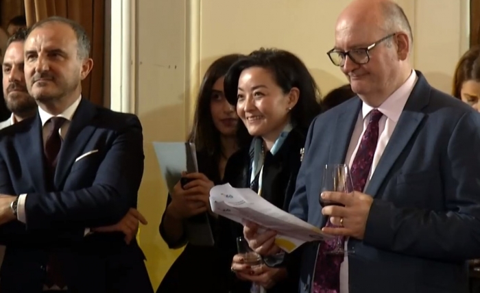 ‘I SHKËLQEJNË SYTË AMBASADORËVE, S’JEMI AQ KEQ…”/ Yuri Kim s’mban të qeshurat me batutat e Ramës