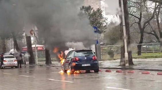 MAKINA NË FLAKË PRANË KRYEMINISTRISË/ Çfarë po ndodh në Bulevardin “Dëshmorët e Kombit” (FOTO)
