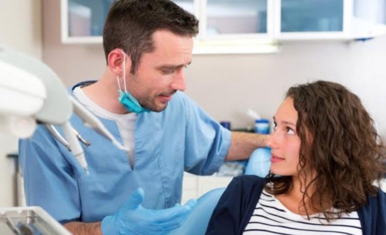 “MË KËRKON MARRËDHËNIE INTIME”/ Dentisti 6-vjet i fiksuar pas njohjes në facebook. Vajza: I iku mosha, më ndjek këmba këmbës…