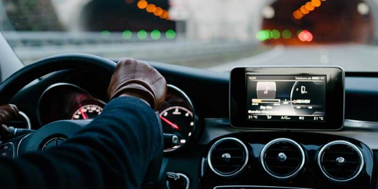 STUDIM/ Meshkujt që ngasin makina luksoze janë më të papërgjegjshëm në timon