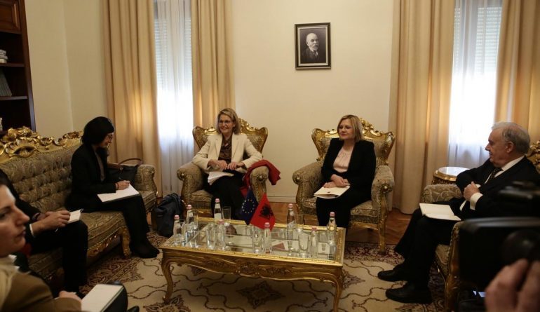 ANTI-SHPIFJA/ Delegacioni i “Venecias” interesohet tek Vasilika Hysi për problematikat e ligjit