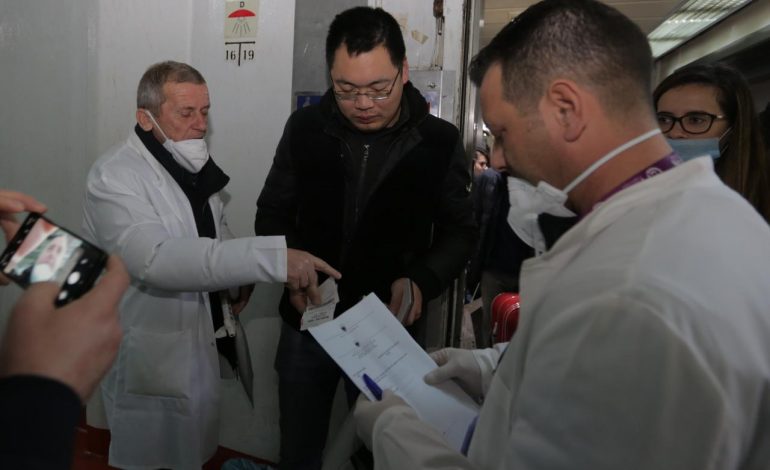 MASAT PËR KORONAVIRUSIN/ Autoritetet ndalojnë kinezin në portin e Durrësit (FOTO)