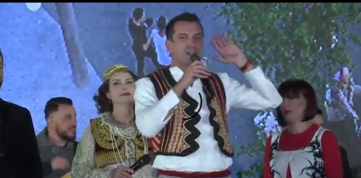 AHENG DHE FISHEKZJARRE/ Koncerti i 100-vjetorit mbush sheshin, Veliaj këndon “Ku ka si Tirona” (VIDEO)