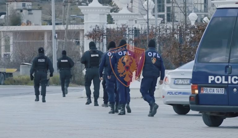 “KOKA” E BANDËS NË DUART E SPAK/ Momenti kur efektivët me maska dhe armë në brez rrethojnë pronat e Altin Hajrit (VIDEO)