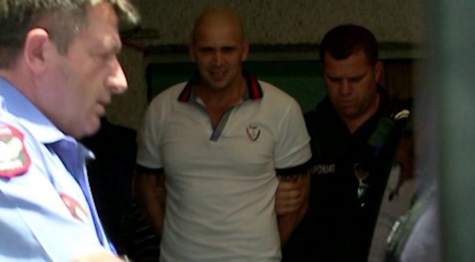 U KAP ME ARMË DHE MIJËRA EURO TE SELIA E PS/ Flet Vladimir Gjuta: Mi dha baba për t’i thyer, pistoleta më duhej t’i mbroja