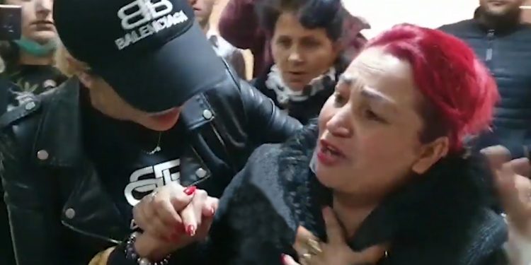 “I BËRI AI SALI KUR*A KËTO…/ Shpërthejnë familjarët e të arrestuarve për mbetjet e rrezikshme pas vendimit të gjykatës (VIDEO)