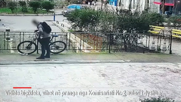 AKUZOHET PËR NJË SERI VJEDHJESH/ Arrestohet hajduti i biçikletave në Tiranë, shihni pamjet kur ishte në “aksion” (VIDEO)