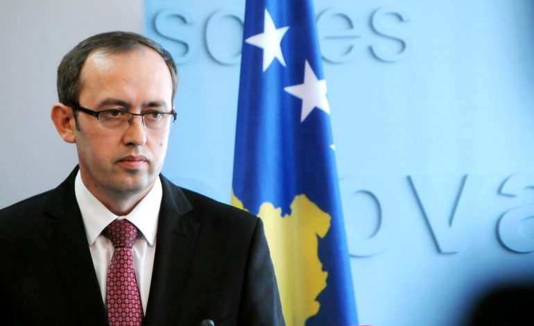 “MOS E HIQ TAKSËN”/ Sulmohet me vezë zv-kryeministri i Kosovës Avdullah Hoti (VIDEO)