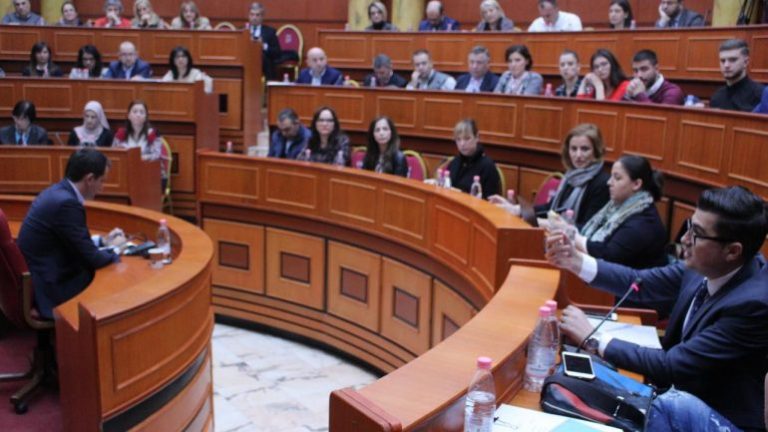 NIS APLIKIMI PËR 1000 KREDI TË E BUTA/ Ja sa duhet të jenë të ardhurat minimale për të përfituar (FOTOT)