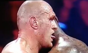 VEPRIM EKSTREM/ Ja momenti kur Tyson Fury lëpiu gjakun e Wilder gjatë ndeshjes (VIDEO)