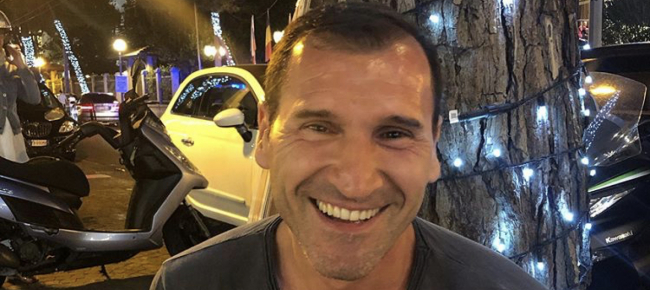HUMBI JETËN ME MOTOR NË ITALI/ Miku i shqiptarit i pikëlluar: Sot do të shihnim ndeshjen bashkë