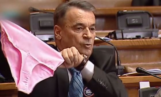 TRE DEPUTETËT E OPOZITËS FYEJNË MINISTREN/ I dhurojnë mbathje në Parlament pasi ajo iu përgjigjej…