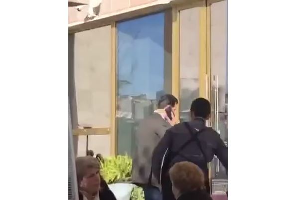 BASHA HARRON BLLOKIMET NDAJ VELIAJT/ Kapet “mat”në sheshin “Skënderbej” (VIDEO)