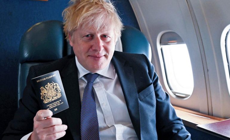 PAS BREXIT/ Mbretëria e Bashkuar rikthen pasaportat blu “ikonike”