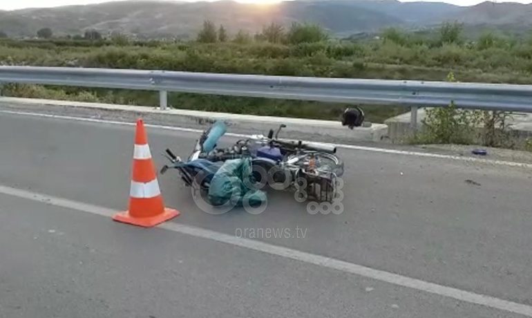 MOTORI PËRPLASET ME KËMBËSORIN/ Humb jetën 72-vjeçari në Devoll