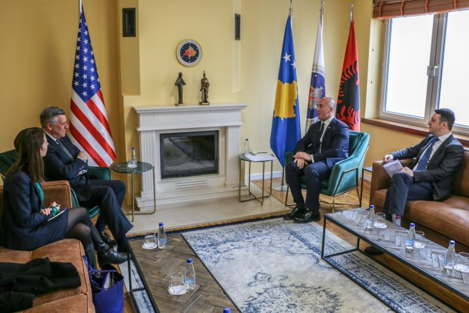 HARADINAJ PRET AMBASADORIN AMERIKAN NË KOSOVË/ “Mos na barazoni në dialog me Serbinë, ata janë arma kryesore e Rusisë në Europë”