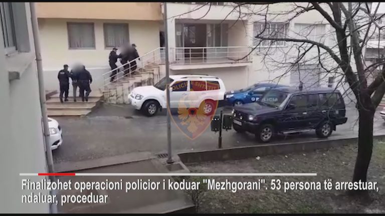 NË PRANGA 53 PERSONA/ Ja momenti kur të arrestuarit futen në Komisariat (VIDEO)