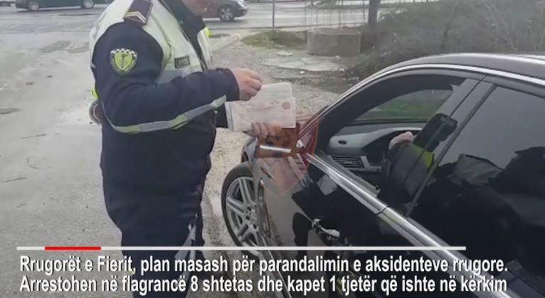 POLICIA BËN “NAMIN” NË FIER/ Arreston 8 shoferë dhe bllokon 8 makina, plan masash për ndëshkimin e “të fortëve” (VIDEO)