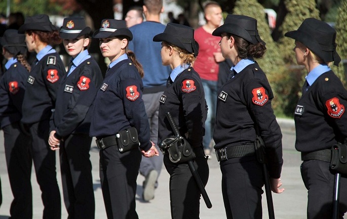 POLICJA NGA TIRANA I DËRRGON FOTO TË NXEHTA KOLEGUT/ Gruaja e kap mat burrin dhe e kallëzon…