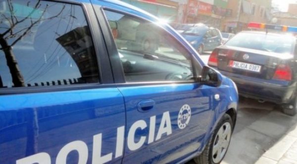 VODHI MOTORIN E TIJ NGA PIKA E BLLOKIMIT/ 23-vjeçari kërcënon bashkëpunëtorin por arrestohet. Në shtëpi i gjendet…