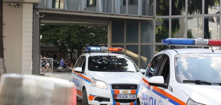 KUNDËRSHTOI GJOBËN PËR RRIPIN E SIGURIMIT/ “Çmendet” shoferi, përplas me makinë policin