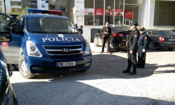 TË SHTËNA ME ARMË ZJARRI MES DY MAKINAVE NË SHKODËR/ Policia identifikon autorët (EMRAT)