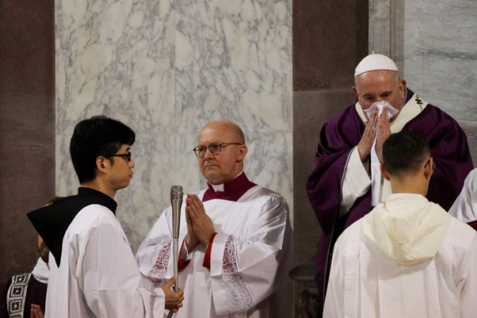SËMURET PAPA FRANCESKU/ Një ditë pasi u solidarizua me të prekurit nga koronavirusi, anulon vizitën në Romë (FOTOT+VIDEO)