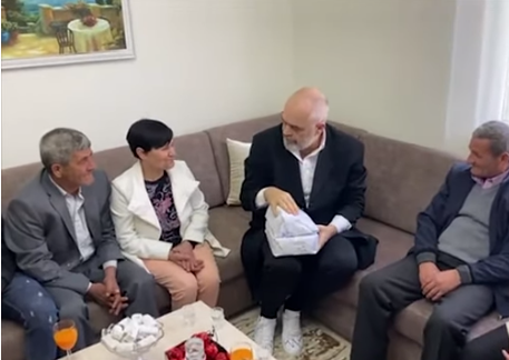 RAMA BATUTA ME ZONJËN E SHTËPISË NË SAUK/ “Këmbën e kam të gjatë, por se di a e kam të mbarë….u jap dy dhurata nga Zaho”