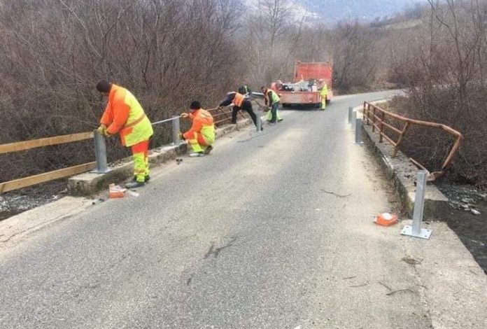 SIGURIA NË RRUGË/ Mbrojtëse metalike në aksin Qafë Priskë-Shëngjergj dhe në urat e Baldushku