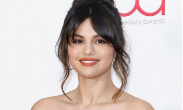 "NUK LËVIZ DOT AS KRAHËT"/ Selena Gomez sakrifikon për bukurinë, vesh fustanin e komplikuar