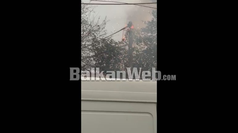 PANIK TEK ISH-STACIONI I TRENIT/ Shtylla e korrentit shpërthen në flakë e shkëndija, policia bllokon rrugën (VIDEO)
