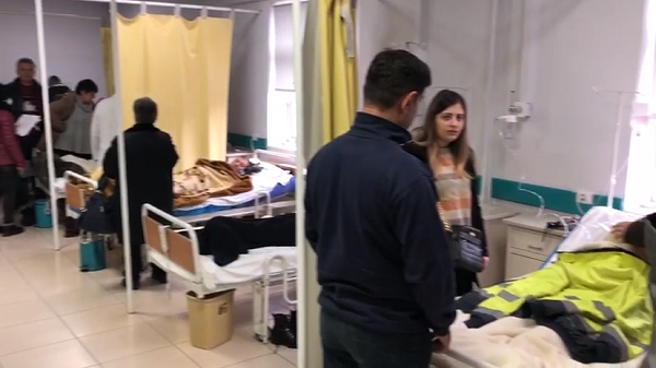 REAKSION KIMIK NË LABORATORIN E KIMISË/ Helmohen 7 nxënës të një gjimnazi në Fier, çohen me urgjencë në spital