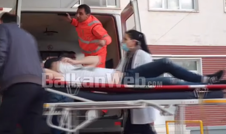 DY AKSIDENTE NË VLORË BRENDA PAK MINUTASH/ Momenti kur të plagosurit mbërrijnë në spital (VIDEO)