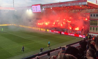 NDEZËN TË GJITHË STADIUMIN/ "Çmenduri" e tifozëve miq, ndërpritet ndeshja në Bundesligë (FOTO)