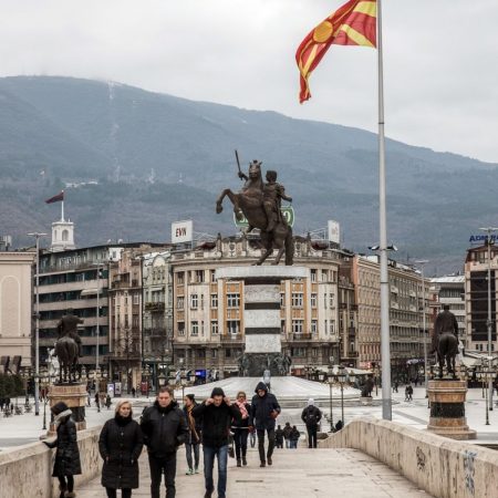 KORONAVIRUSI/ Dyshime për rastin e 2 në Maqedoni. Shoferi i furgonit që transportoi gruan e infektuar nga Italia ka simptoma